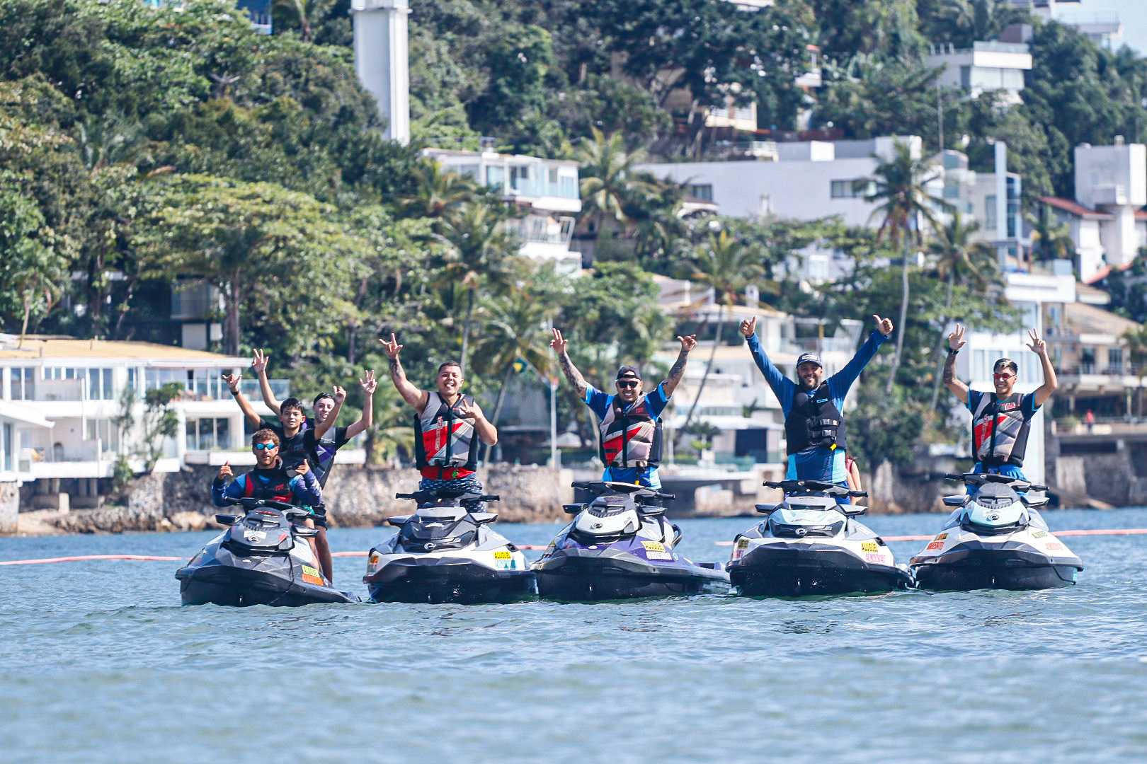 Equipe MD JET a bordo de cinco jet skis no mar do Guarujá