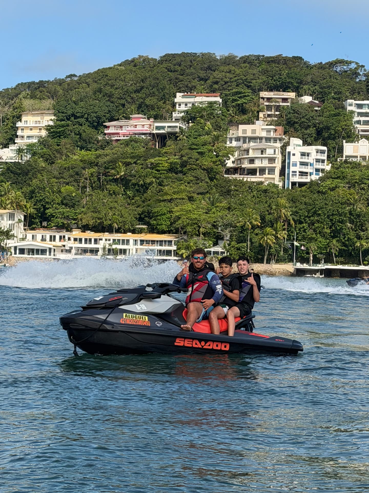 Família a bordo de jet ski no litoral do Guarujá
